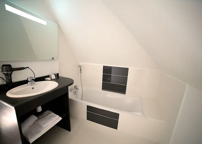 Hotel Restaurant Le Lion D'or Saint-Hilaire-du-Harcouet